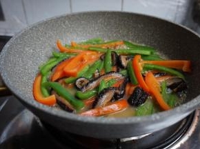 加入水淀粉收汁