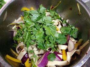 最后加入香菜拌匀即可装盘上桌