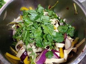最后加入香菜拌匀即可装盘上桌