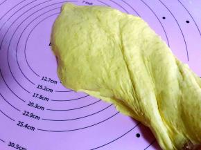 拿出面团揉、摔3分钟