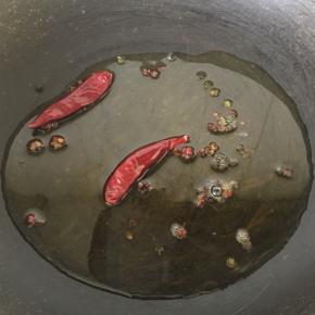 热锅热油放入花椒、麻椒、辣椒炸香后捞出