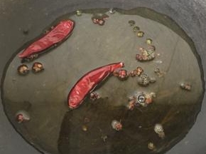 热锅热油放入花椒、麻椒、辣椒炸香后捞出