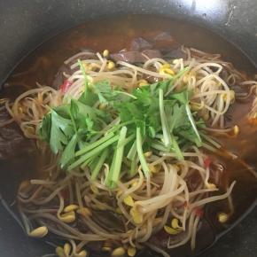 加入芹菜和虾粉翻炒均匀出锅