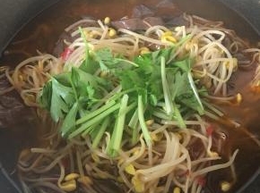 加入芹菜和虾粉翻炒均匀出锅