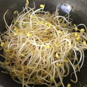 热锅热油中放入豆芽菜中翻炒均匀