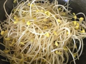 热锅热油中放入豆芽菜中翻炒均匀