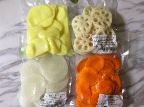 还买了食材包，这个更方便，都不用洗也不用切，打开包装就可以用了。没有食材包的话，选择自己喜欢的蔬菜洗净切块备用。