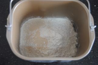 把除裹入黄油以外的材料都放入面包机桶内