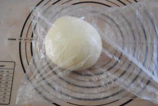 滚圆放入保鲜袋内