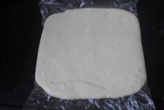 用擀面杖把面团擀成一个方形的厚面片，大小大概是20CM的长宽度，放入冰箱里冷冻1小时左右