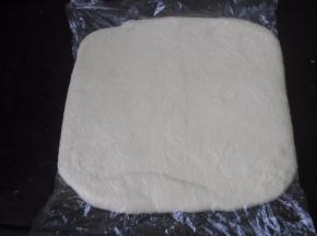 用擀面杖把面团擀成一个方形的厚面片，大小大概是20CM的长宽度，放入冰箱里冷冻1小时左右