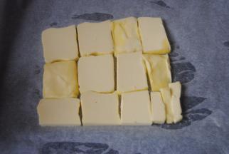 接下来把室温软化的黄哟整齐的码入油纸上