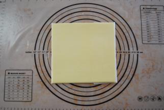 用擀面杖擀成大约15CM长度的正方形，放入冰箱冷藏备用