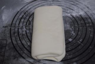 折成三折，静置15分钟，室温高的时候要放入冰箱冷藏