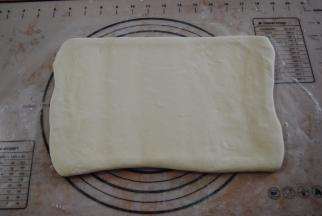 取出面片再擀成长方形，用力均匀