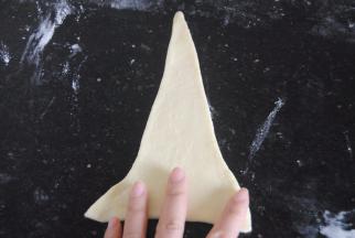 .取一个三角面片，稍稍拉一下长度