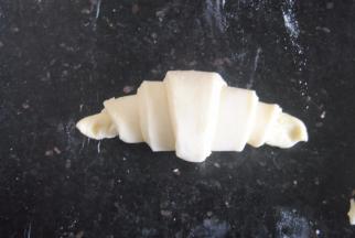 从底部卷起，卷的时候注意贴紧并在中间的时候手将两端轻拉一下