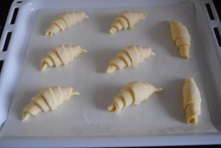 最后放入烤盘里发酵，发酵的温度必须是30度以下，发酵到可颂面团摇摇欲坠即可放入预热好的烤箱中层，烤箱210度预热，放入烤箱中层烤制8分钟后，可完全膨胀后转180度烤15分钟即可。