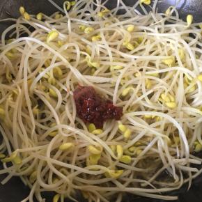 放入盐和豆瓣酱炒香