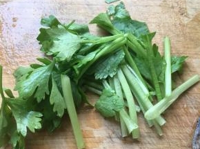 芹菜切段