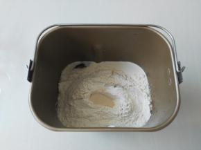 放入面包粉，在面包粉上边挖一个小坑放入酵母