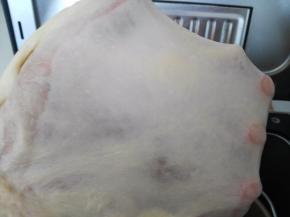 直到面团可以拉出手套摸