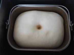 面团醒发至原来的2--2.5倍大，用手指蘸面粉戳一个洞不塌陷不回缩就证明面发好了