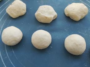 取出发好的面团，分割成25克一个的剂子，一共16个