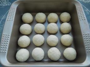 把16个剂子依次滚圆，放入烤盘中，然后进行二次发酵