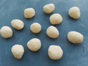 把剩下的面团来做小熊耳朵，每个3克，一共32个