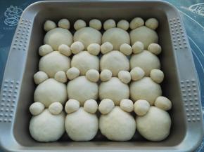 把小熊的耳朵蘸点水放到小熊的身体上