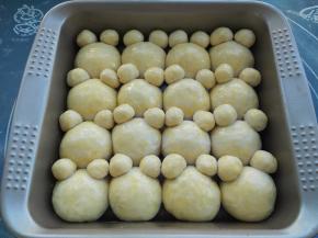 刷上蛋液然后放入提前预热的烤箱，180度烤25分钟