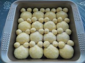 刷上蛋液然后放入提前预热的烤箱，180度烤25分钟