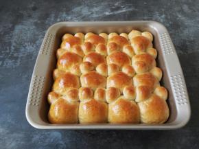 烤好的小熊面包在烤箱里拿出来