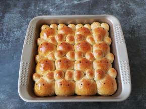 黑白巧克力隔水融化，然后用裱花袋挤出小熊的眼睛，如图