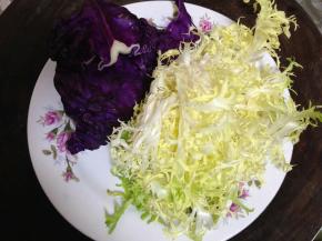 苦菊择洗干净，紫甘蓝洗净