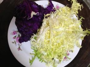 苦菊择洗干净，紫甘蓝洗净