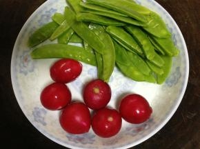 荷兰豆撕去老筋洗净备用，樱桃萝卜洗净
