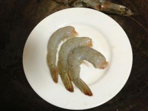 大虾挑去虾线，去壳和头，尾部可以留最后一截