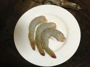 大虾挑去虾线，去壳和头，尾部可以留最后一截