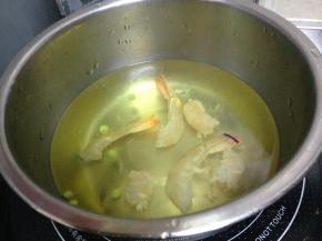 倒入大虾煮熟捞出