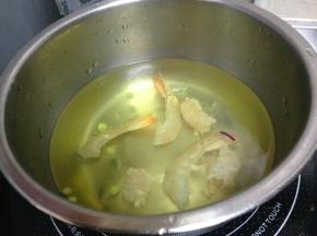 倒入大虾煮熟捞出