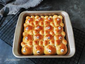 萌萌的小熊挤挤包就好了