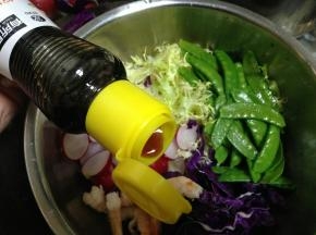 加入柠檬沙拉汁和香醋拌匀即可食用