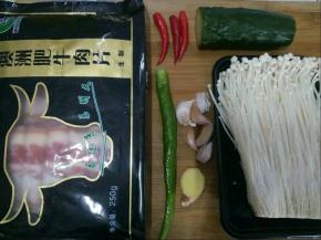 肥牛从冰箱取出解冻。准备1个青尖椒，3个小米椒，生姜和蒜瓣洗净备用，黄瓜150克。