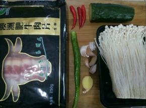 肥牛从冰箱取出解冻。准备1个青尖椒，3个小米椒，生姜和蒜瓣洗净备用，黄瓜150克。