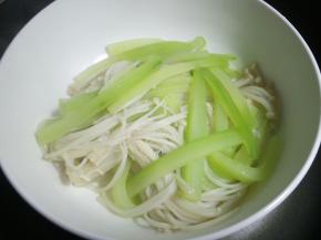 捞起沥干水分，放入碗底。