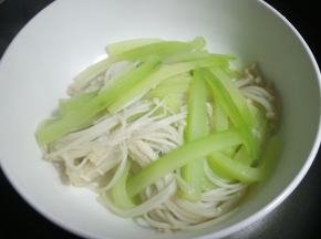 捞起沥干水分，放入碗底。