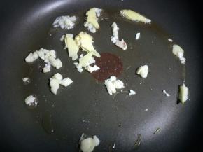 放入姜、蒜煸香。