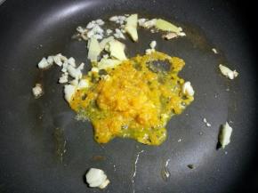 放入三大勺，约50克海南灯笼辣椒酱煸炒出香味。